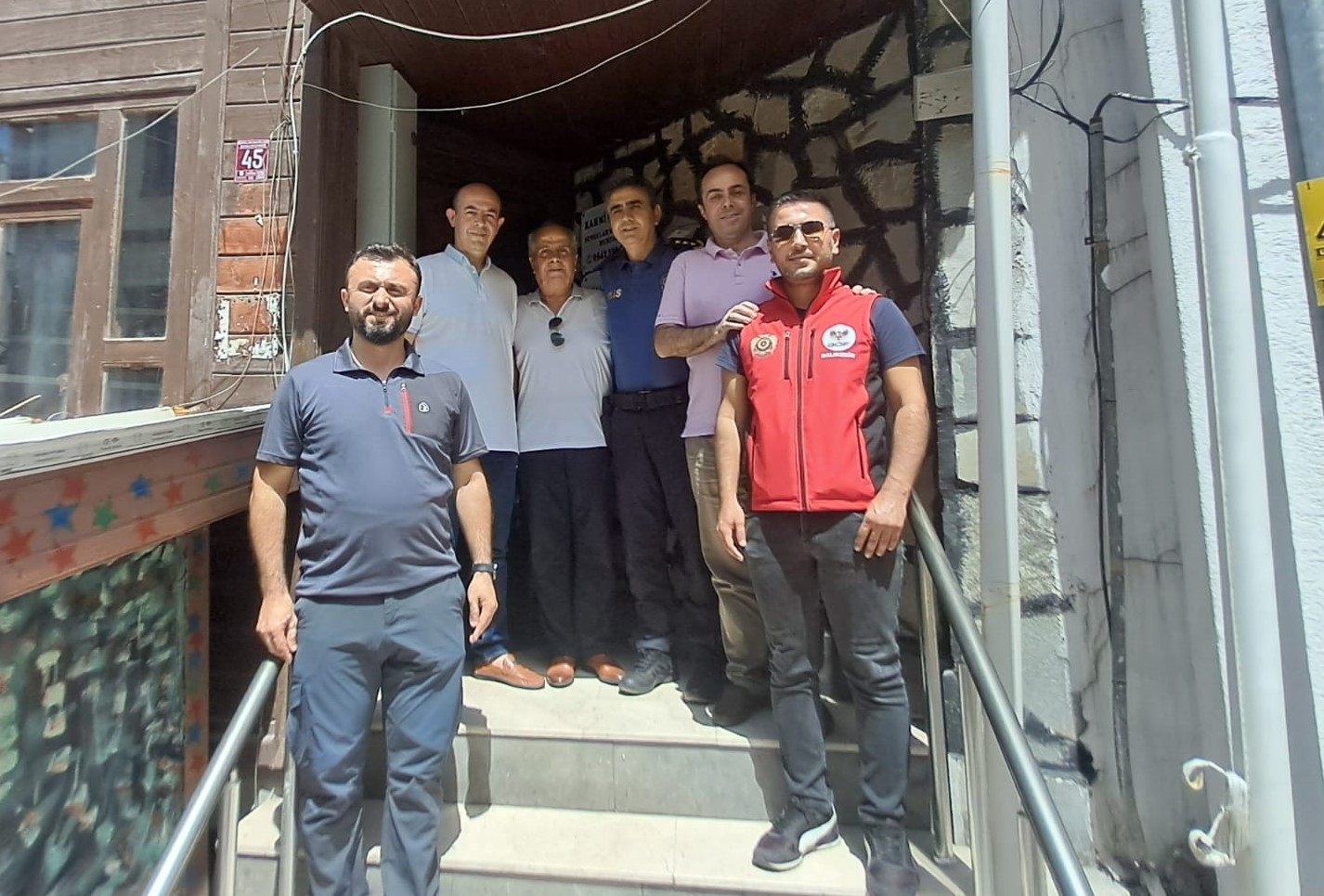 İlçe Emniyet Müdürü Mesut Demirdaş, muhtarları ziyaret kapsamında Dere Mahallesi