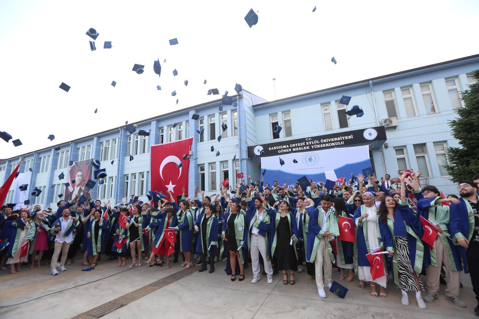 Gönen Meslek Yüksekokulu mezuniyet töreni büyük bir coşkuyla gerçekleşti. Gönen