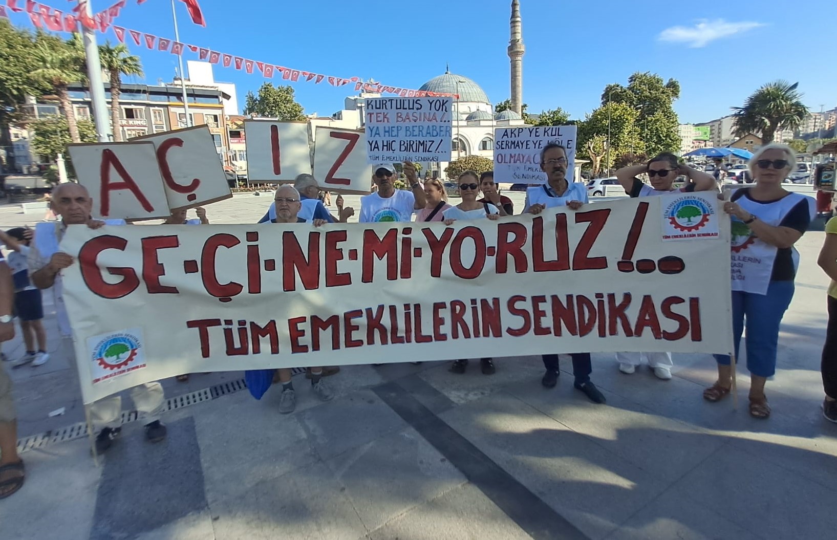 Emeklilerin yaşadığı ekonomik zorlukları protesto etmek için KESK’in çağrısı ile