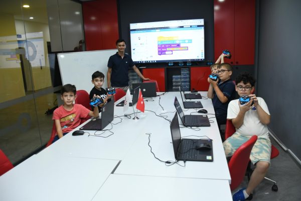 ÇOCUKLAR ROBOTİK KODLAMA ÖĞRENİYOR