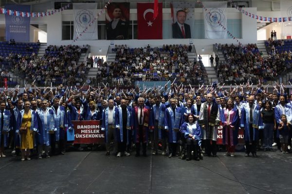 ÜNİVERSİTEDE MEZUNİYET COŞKUSU YAŞANDI
