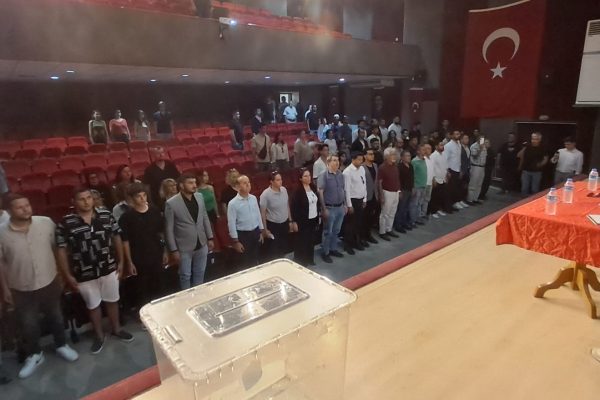 CHP GENÇLİK KOLLARINDA ÇANAK ÇÖMLEK PATLADI