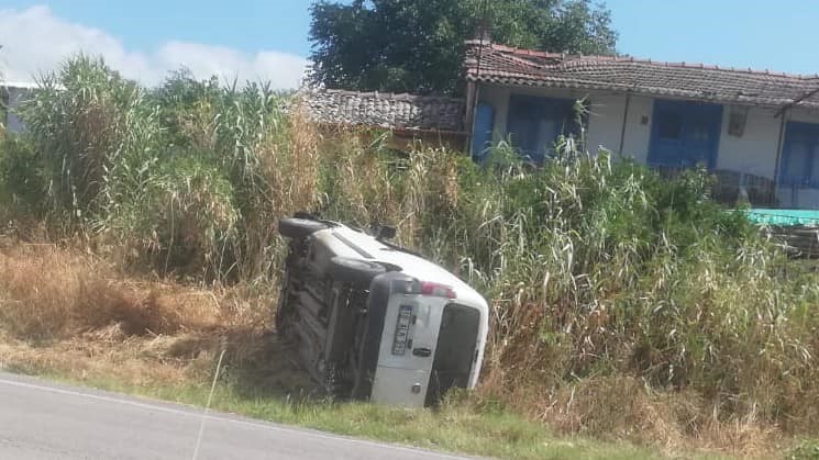 Balıkesir’in Erdek ilçesinde yoldan çıkan ticari araç takla attı. Erdek’te