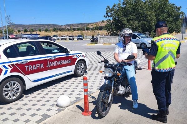 JANDARMA 16 ARACI TRAFİKTEN MEN ETTİ