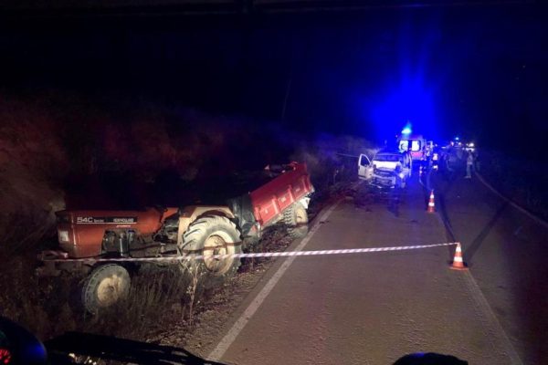 OTOMOBİL TRAKTÖRE ARKADAN ÇARPTI; 1 ÖLÜ 3 YARALI