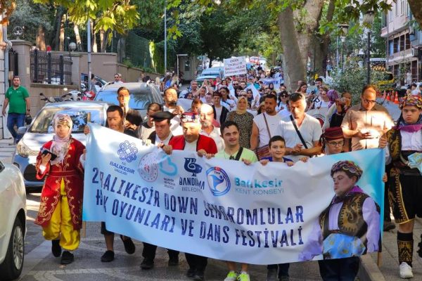 DOWN SENDROMLULULAR HALK OYUNLARI VE DANS FESTİVALİ BANDIRMA’DA YAPILDI