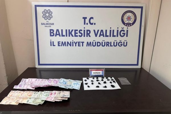 ERDEK’TE BİR ŞAHSIN ÜZERİNDE 22 PAKET BONZAİ BULUNDU