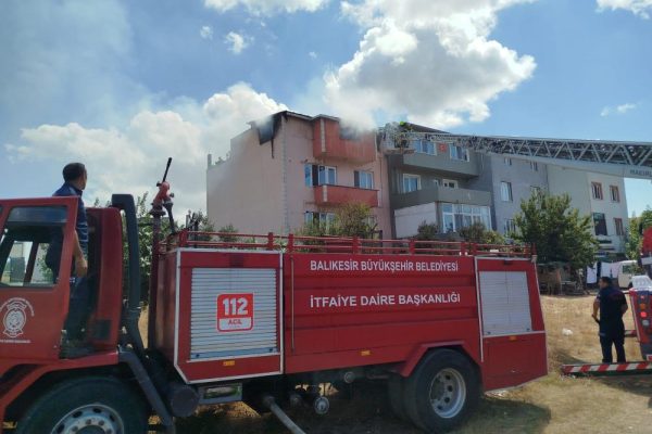 BANDIRMA’DA YANAN EV KULLANILAMAZ HALE GELDİ