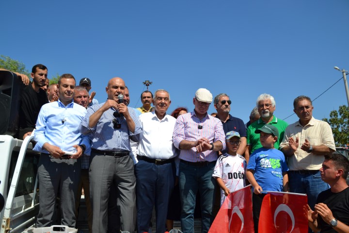 Bölge çiftçileri maliyetleri altında ürünlerini satmak zorunda kaldıkları gerekçesiyle traktörleriyle