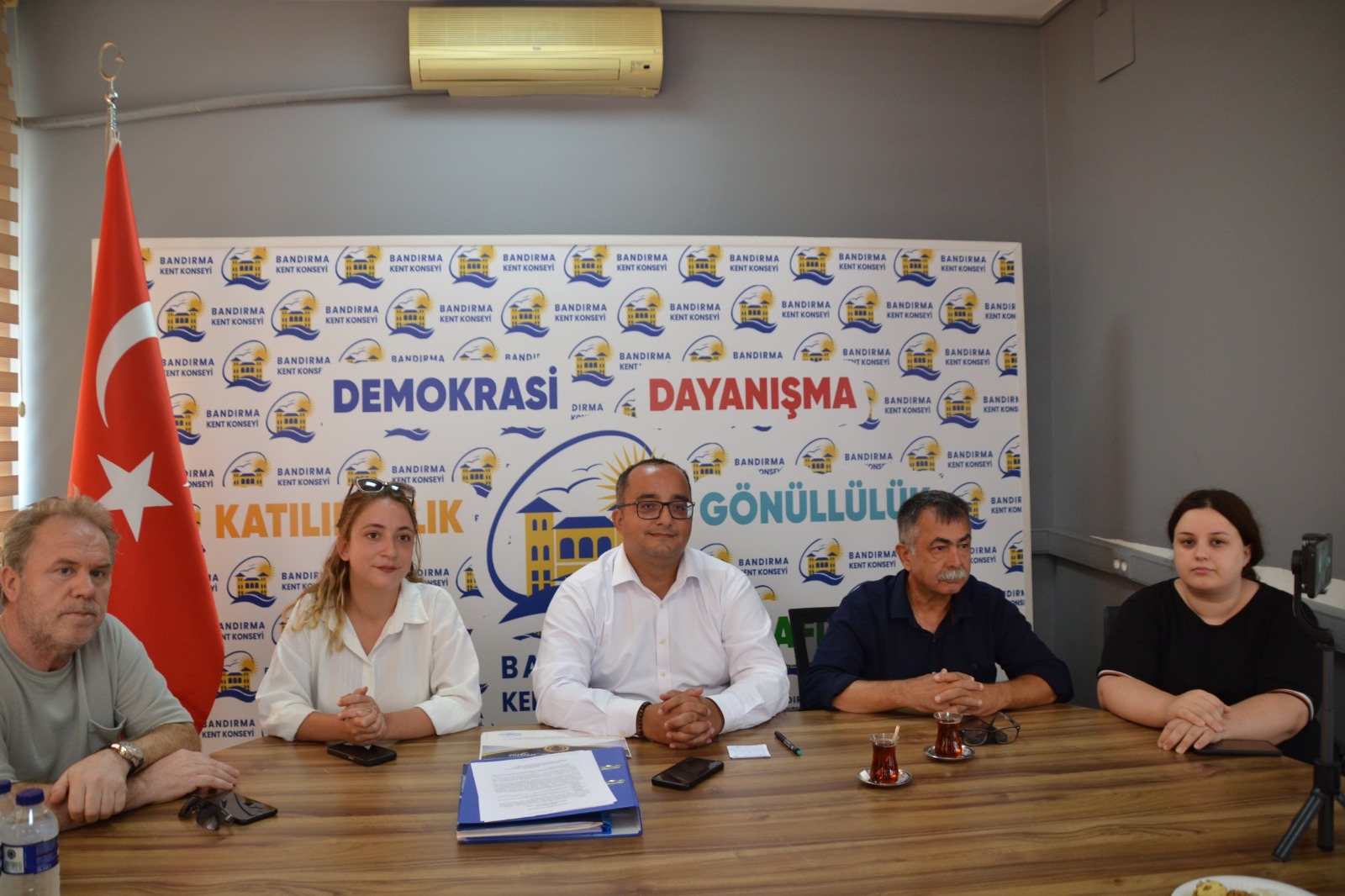 Bandırma Kent Konseyi Başkanlığı görevini yürüten Serdar Polat, düzenlediği basın
