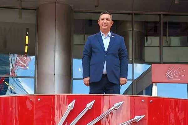 TURAN’DAN ÇÖMEZ’E : 4 AY ÖNCE KARALADIKLARINLA NEDEN YAN YANASIN?