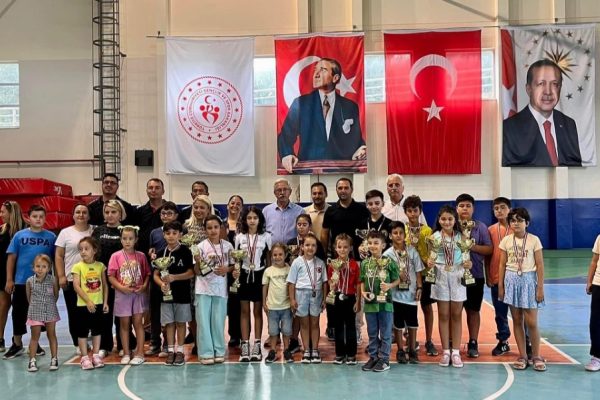 ERDEK’TE KURTULUŞ GÜNÜ SATRANÇ TURNUVASI SONA ERDİ