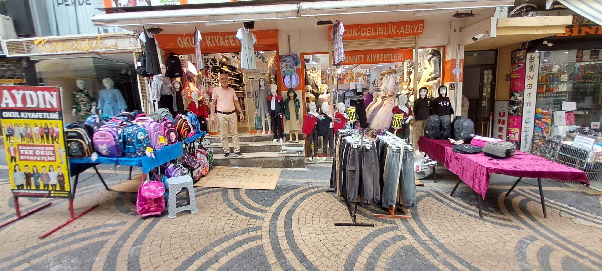Yeni eğitim yılı yaklaşırken velilerin okul formaları, çantaları ve kırtasiye