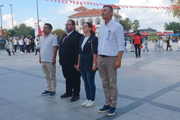 KENT KONSEYİ ŞEHİTLİK ABİDESİNE ÇİÇEK BIRAKTI