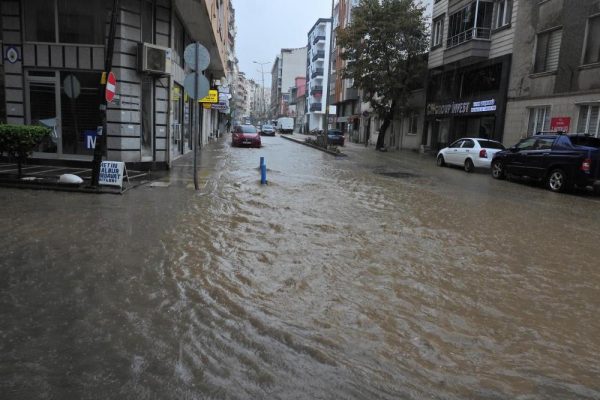 ERDEK’TE ŞİDDETLİ YAĞIŞ YOLLARI GÖLE ÇEVİRDİ
