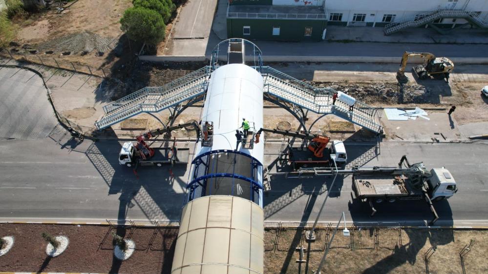 ÜST GEÇİT TRAFİĞE AÇILDI Bandırma’da TIR dorsesinin çarpması sonucu hasar gören üst geçit, yetkililerin