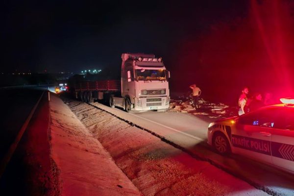 BANDIRMA’DA KONTROLDEN ÇIKAN TIR KARŞI ŞERİDE UÇTU