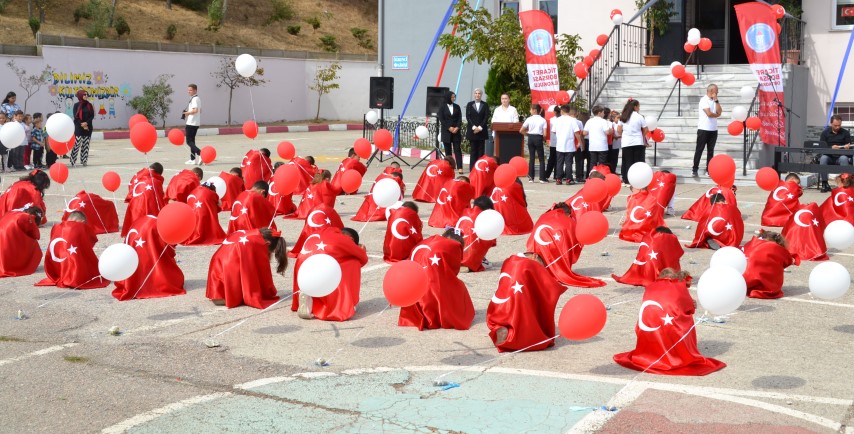 İlköğretim Haftası Bandırma’da törenler ile kutlanmaya başlandı. İlk tören Cumhuriyet