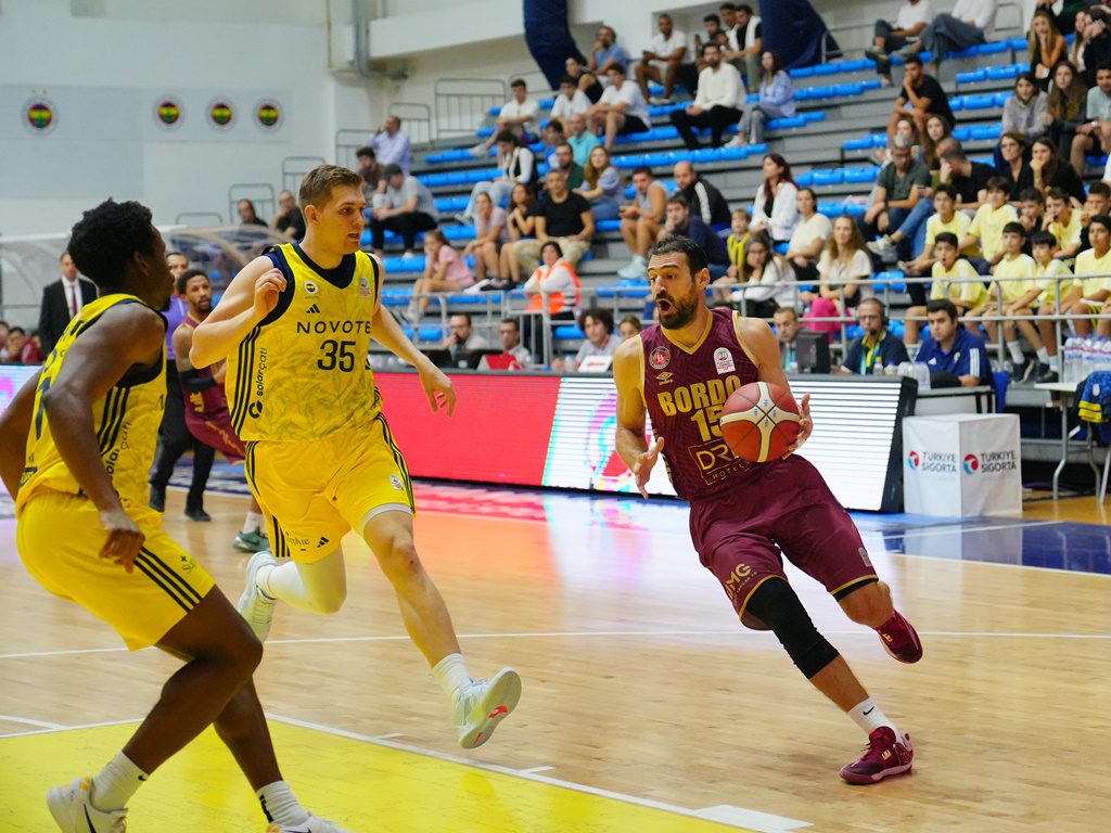 Fenerbahçe Koleji Novotel, baştan sona önde oynadığı maçta Shipeedy Lojistik
