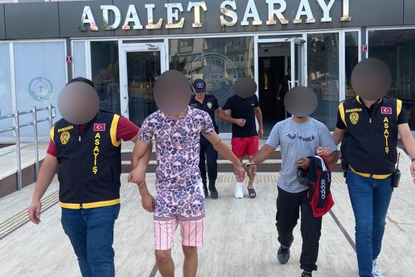 DORUKOBA SAKİNLERİNE KABUS YAŞATAN HIRSIZLAR TUTUKLANDI