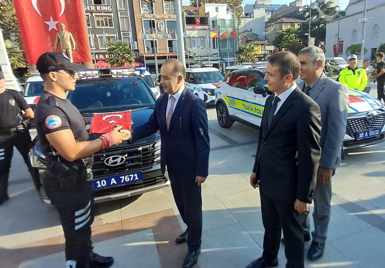 bandırma İlçe Emniyet Müdürlüğü araç filosunu yeniledi. Cumhuriyet Meydanındaki araç