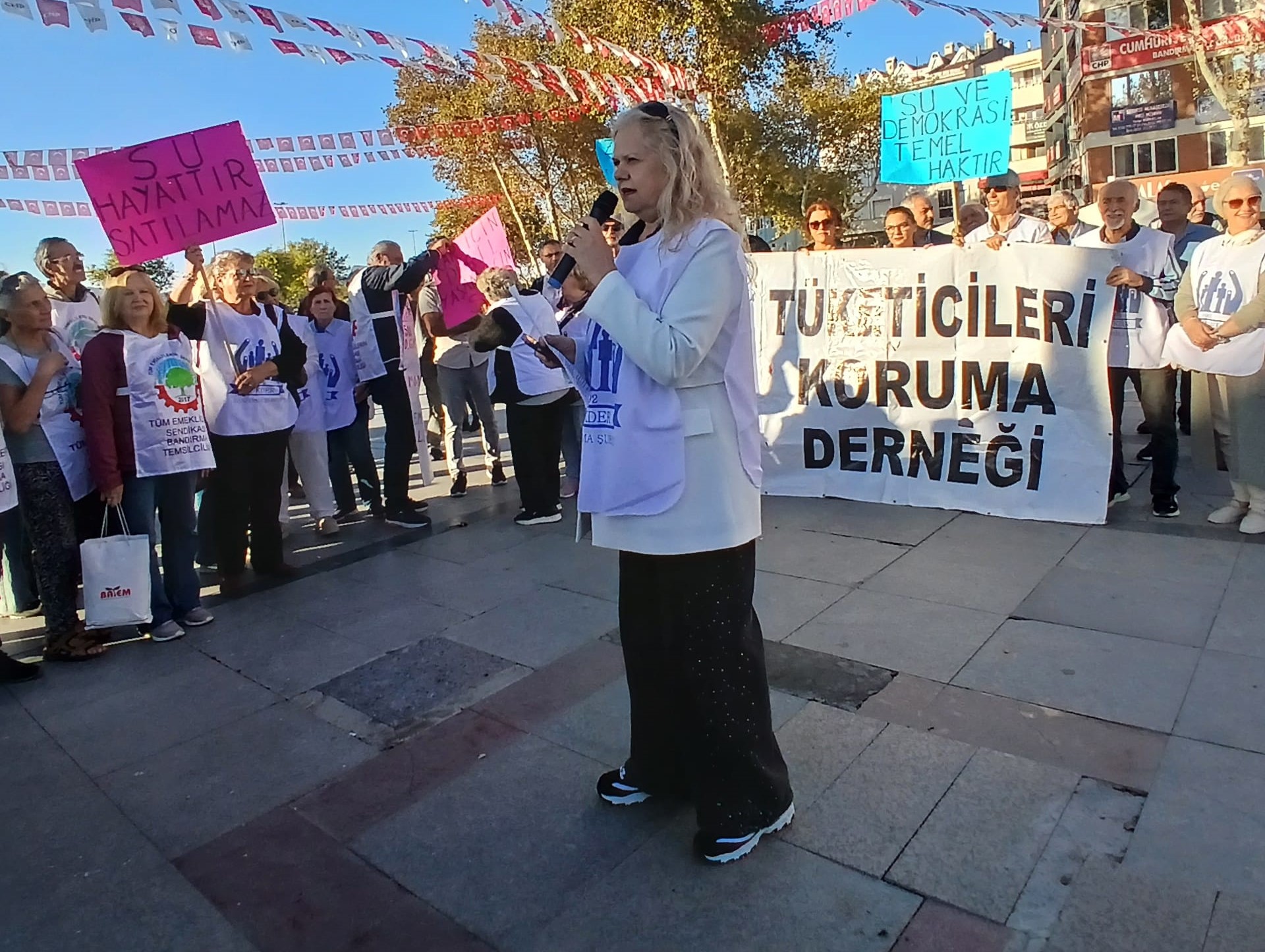 Tüketicileri Koruma Derneği BASKİ’nin yaptığı su zamlarını bir basın açıklaması