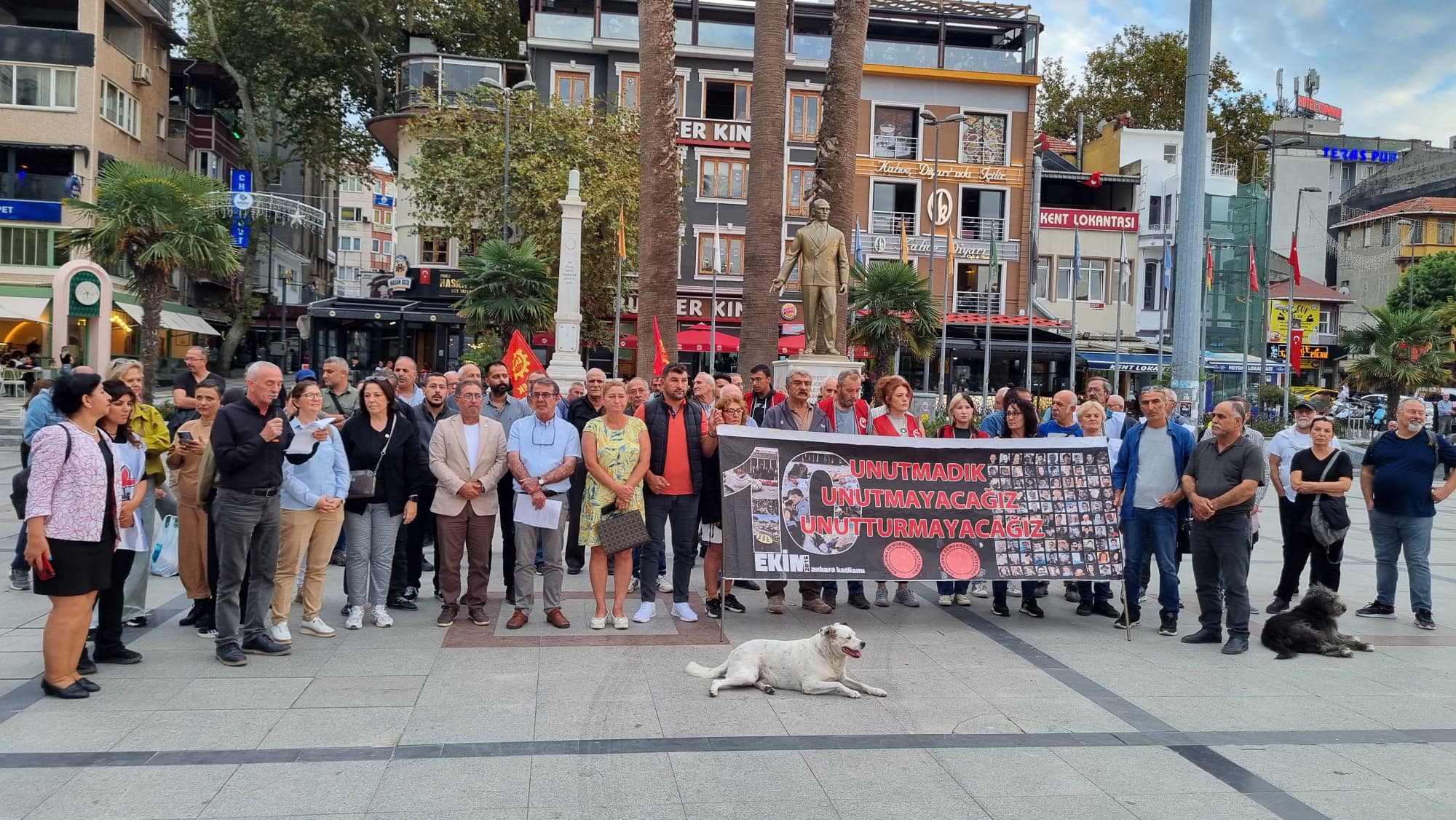 Bandırma Demokrasi Platformu 10 Ekim 2015 tarihinde Ankara garı önünde