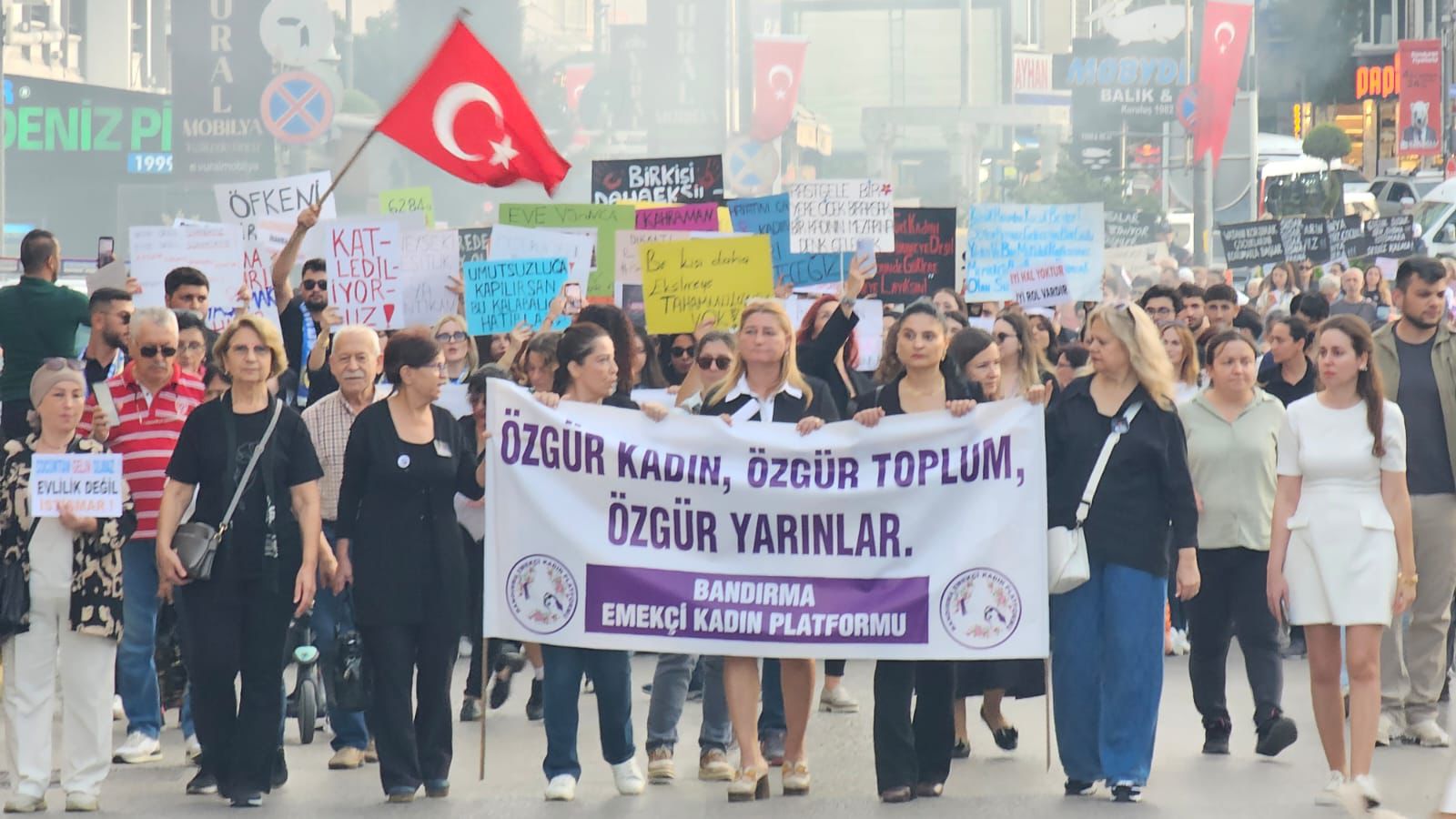   Son zamanlarda ülkede yaşanan kadın cinayetlerini protesto etmek amacıyla