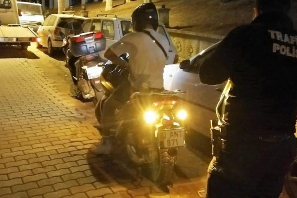 MANYAS’TA KURALLARA UYMAYAN MOTOSİKLET SÜRÜCÜLERİNE  CEZA YAĞDI
