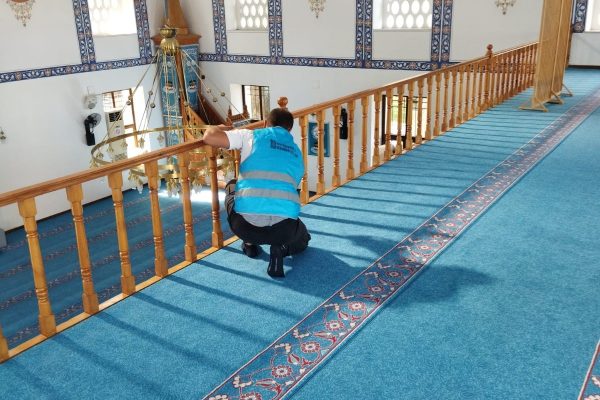 YÜKÜMLÜLER CAMİLERİ TEMİZLEDİ