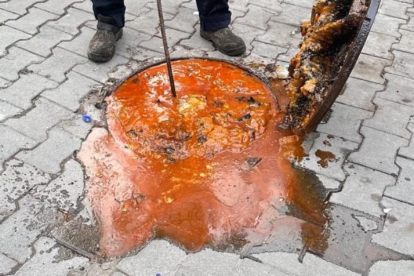 TIKANAN KANALİZASYONDAN YEMEK YAĞLARI FIŞKIRDI