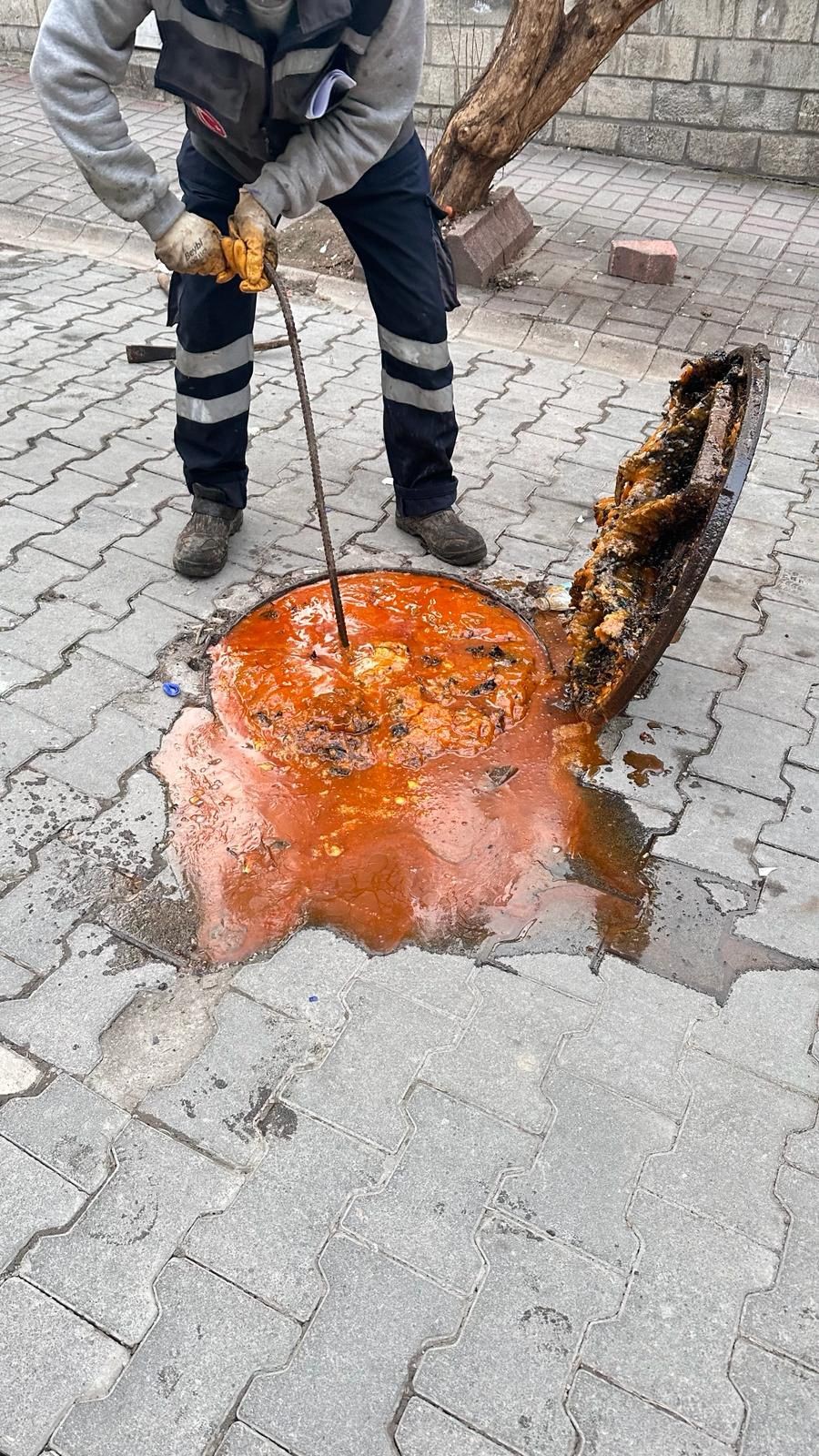Bandırma’da tıkanan kanalizasyondan yemek firmalarının döktüğü kullanılmış yağ çıktı. Yağın