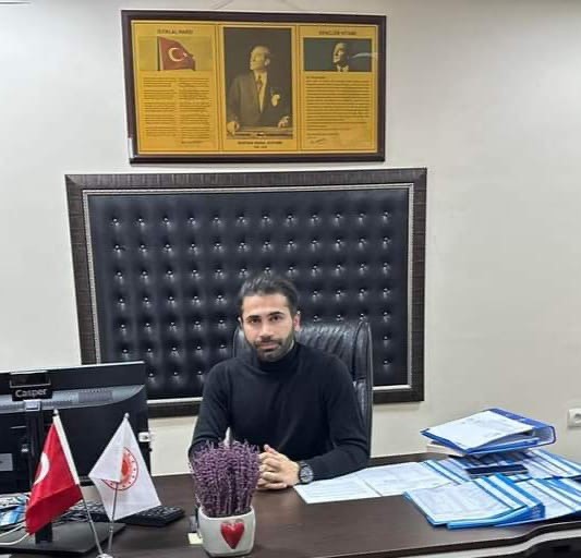Balıkesir’in Marmara ilçesinde İlçe Tarım Müdür Vekili Murat Yakupoğlu, makamında