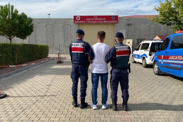 FİRARİ HÜKÜMLÜLER JANDARMADAN KAÇAMADI