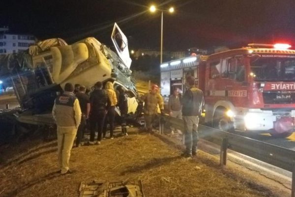 YOLDAN ÇIKAN KAMYON YÖNLENDİRME TABELASINA ÇARPTI