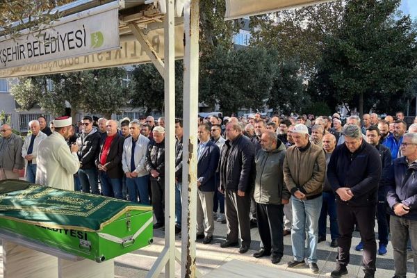 GEZİ OTOBÜSÜNDE HAYATINI KAYBEDEN KADIN DEFNEDİLDİ