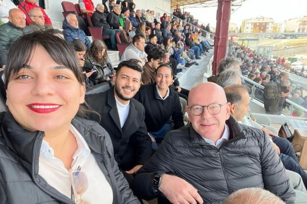 YASAĞI DELDİ, PROTOKOLLE MAÇ SEYRETTİ