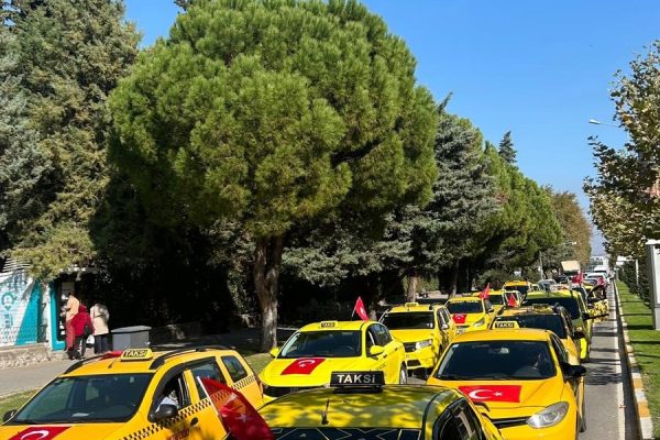 BALIKESİRLİ TAKSİCİLER, ŞEHİT MESLEKTAŞLARI İÇİN SOKAĞA İNDİ