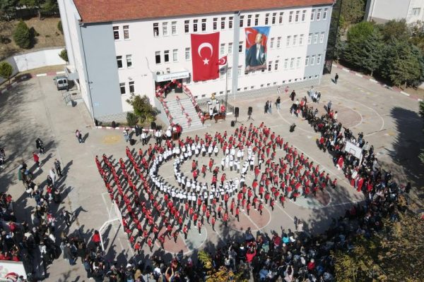TİCARET BORSASI OKULUNDA AY YILDIZ KOREOGRAFİSİ