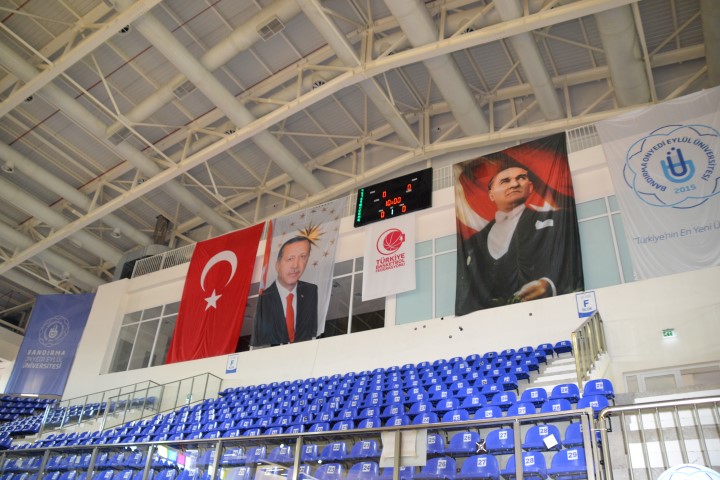 Bandırma Onyedi Eylül Üniversitesi Kapalı Spor Salonundaki asılan fotoğraflardaki yanlışlıkların