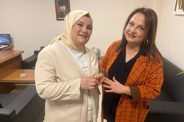 31 YILDIR PARMAĞINDAN ÇIKARMADIĞI ALYANSI BAĞIŞLADI