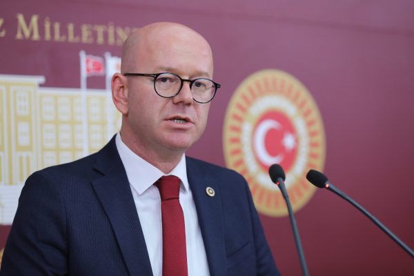 CHP’Lİ SERKAN SARI : BANDIRMA’YA STADI YA YAPACAKLAR YA YAPACAKLAR!