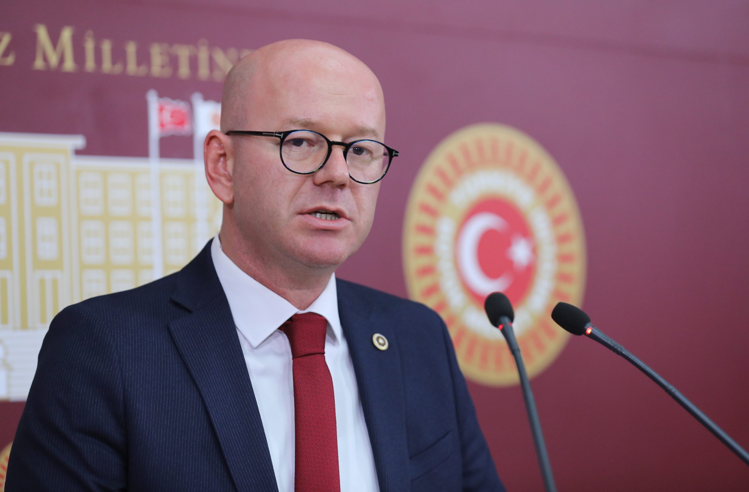 CHP Balıkesir Milletvekili Serkan Sarı, Gençlik ve Spor Bakanı Osman
