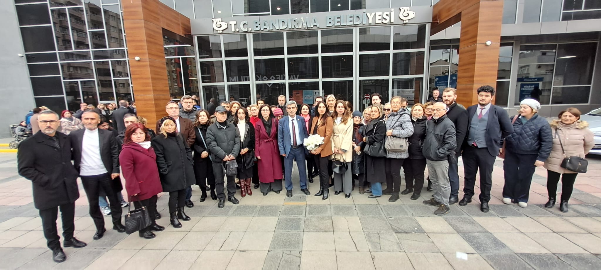 Bandırma Belediyesinde avukat olarak görev yapan Fatoş Akan’a destek için