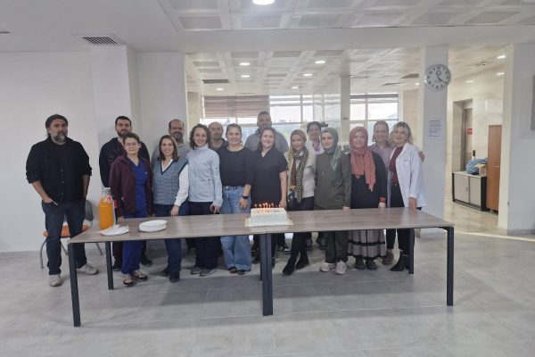 DİŞ HEKİMLERİ GÜNLERİNİ PASTA KESEREK KUTLADILAR