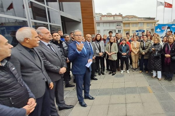 MİRZA: BİRİLERİ TİYATRO OYNUYORLAR