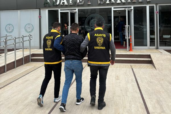 ÇALDIĞI BİLEZİK VE PARALARLA YAKALANDI