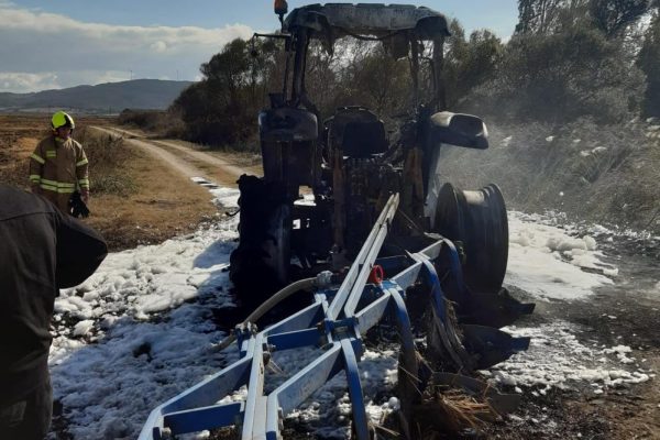 YANAN TRAKTÖR KULLANILAMAZ HALE GELDİ
