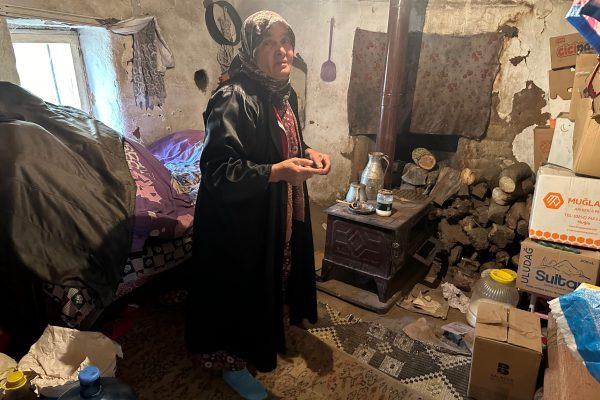 TEK GÖZ ODADA YAŞAM SAVAŞI VERİYOR