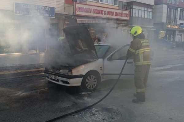 BANDIRMA’DA YANAN ARAÇ KULLANILAMAZ HALE GELDİ